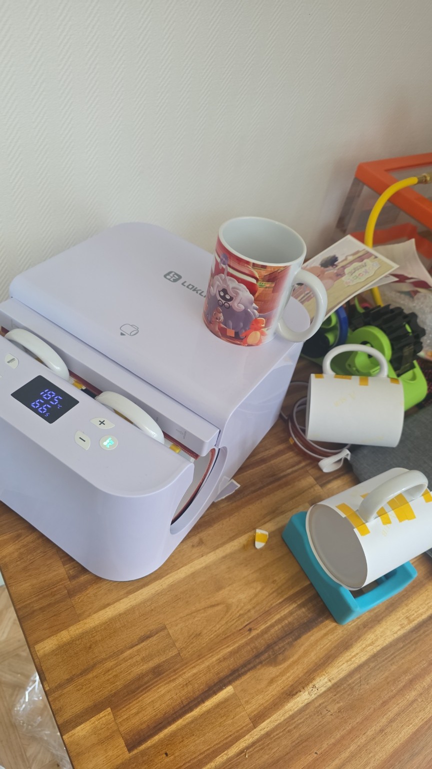 Fabrication d’un mug dans l’atelier Créatty avec une presse à chaud